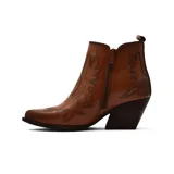 Bota texana de cuero negro con diseño de costuras decorativas en el empeine y laterales. Presenta un taco cuadrado de altura media y elásticos laterales para facilitar el calce.