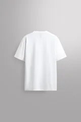 Camiseta regular fit de Zara Athleticz confeccionada en tejido de algodón, en color gris oscuro, con cuello redondo acabado en rib doble y manga corta.