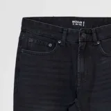 Pantalón de jean negro de corte recto, con bolsillos delanteros y traseros.