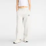 Pantalón de jogging New Balance de tiro alto, con corte amplio y holgado tipo barrel. Presenta cintura elástica con cordón interno, bolsillos laterales y estampado gráfico de la marca en la pierna.