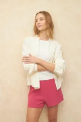 Short negro de tiro medio con textura de nido de abeja.