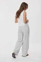 Babucha de calce relajado y silueta wide leg, color negro, confeccionada en tejido de algodón con interior suave. Cuenta con cintura elastizada y bolsillos laterales.