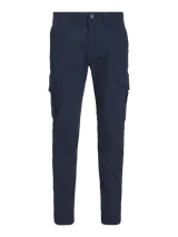 Pantalón cargo de corte slim y tiro medio, color azul marino, con bolsillos laterales tipo cargo con solapa y cierre de cremallera.