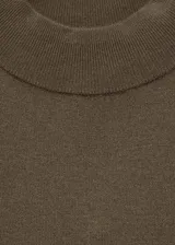 Vestido midi de punto fino color marrón, con cuello perkins, manga larga y diseño recto. Presenta una abertura lateral en el bajo.