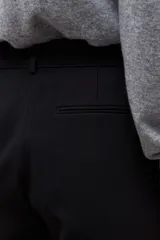 Pantalón de vestir de corte recto y estilo sastrero, con diseño clásico y acabado limpio.