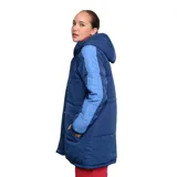 Campera puffer azul marino con mangas en azul celeste, cierre frontal con cremallera, capucha y bolsillos laterales. Presenta el logo de Umbro bordado en el pecho y el escudo del Club Nacional de Football en la manga.