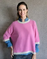 Sweater celeste de lana lambswool con cuello redondo y mangas 3/4.