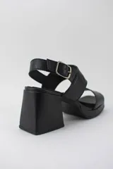 Sandalias negras de cuero con plataforma y taco ancho.