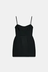 Vestido corto de color negro con escote recto, tirantes finos ajustables y cierre de cremallera en la espalda.