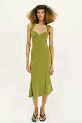 Vestido midi verde lima, sin mangas, con escote corazón y bajo evasé.