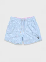 Short de baño celeste con rayas verticales blancas y estampado de flores blancas.