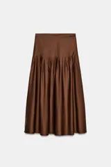 Falda midi marrón de tiro alto con pliegues marcados en la parte superior que caen en un vuelo amplio.