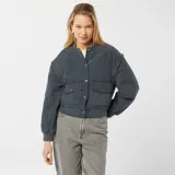 Campera bomber azul petróleo acolchada con cuello redondo, cierre con botones a presión, bolsillos con solapa y puños y cintura elásticos.