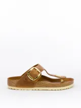 Sandalias Birkenstock modelo Gizeh Big Buckle color marrón cuero, con plantilla anatómica de corcho y látex cubierta de cuero. Presentan una tira delantera con hebilla grande dorada ajustable. Suela de EVA.