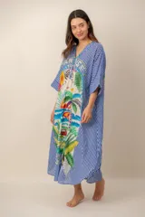 Vestido largo azul marino con estampado floral multicolor, cuello en V con cierre frontal parcial de botones y mangas cortas holgadas.