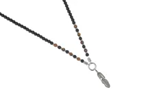 Collar de acero con piedras naturales de ónix y ojo de tigre, con dije de pluma.