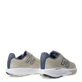 Championes de running New Balance modelo Fresh Foam 520, en color beige con detalles en azul marino. Presentan una capellada de malla transpirable, el logo N en el lateral y una entresuela con tecnología Fresh Foam para mayor amortiguación.