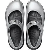 Zapatos tipo Mary Jane de Crocs con plataforma alta y suela chunky negra con textura texturizada. Parte superior metalizada en color gris con tira ajustable en el empeine adornada con una tachuela piramidal.