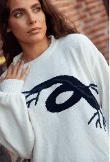 Sweater de punto color blanco con diseño de raíces en color azul marino en el frente, de corte holgado, cuello redondo y mangas largas con puños ajustados.