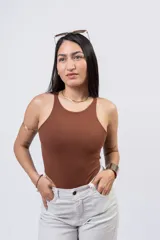 Body de algodón suave y elastizado de color blanco, con cuello a la base tipo halter y diseño cavado de tiro alto.