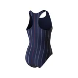 Malla enteriza Fila modelo Australia, de color gris claro con estampado de rayas verticales finas en blanco y negro. Presenta un diseño deportivo con espalda cruzada y logo de la marca estampado en el pecho.