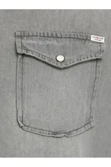 Camisa de denim gris con cuello clásico, cierre con botones y corte slim fit.