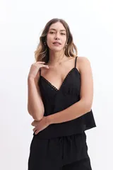 Musculosa negra con breteles finos y escote en V con detalle de puntilla.