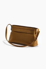 Cartera de hombro color tostado con acabado de gamuza, correa ajustable y tira decorativa frontal con hebilla metálica dorada.