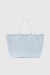 Bolso tipo tote Anine Bing modelo Leo, confeccionado en denim celeste con asas largas y el logo impreso en blanco en el frente.