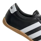 Championes Adidas de estilo tenis, color negro con tres franjas laterales blancas y talón blanco con logo. Suela de goma color caramelo.