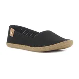 Zapatilla tipo alpargata Moleca de color negro, con diseño calado en toda la superficie superior, suela de goma con textura trenzada y detalle de aplique marrón con un corazón metálico dorado en el talón.