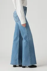 Jeans de mujer Levi's modelo Ribcage Bells So Nice, de tiro alto y corte acampanado (flare) en color azul claro.
