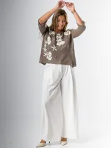 Pantalón wide leg marrón de tela sastrera con pinzas y elástico en la cintura.