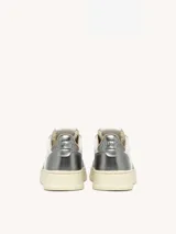 Zapatillas urbanas Autry Medalist Low de cuero blanco con detalles en cuero metalizado plateado.