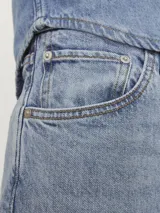 Jean de corte relajado y tiro alto con pierna recta, confeccionado en denim de tono azul claro con acabado stonewash. Presenta el clásico diseño de cinco bolsillos y cierre frontal con botones.