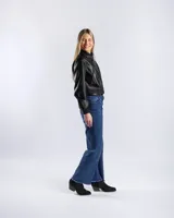 Campera tipo bomber de símil cuero color negro, con cuello, puños y ruedo elásticos. Cuenta con cierre frontal y dos bolsillos diagonales con cierre.
