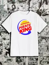 Remera blanca de algodón con estampado del logo de Pirate King en el pecho. El diseño del logo es una parodia del logo de Burger King, con un sombrero de pirata amarillo y texto en rojo sobre un fondo azul.