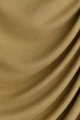 Top de manga larga color verde militar, confeccionado en punto elástico de viscosa, con cuello redondo y diseño drapeado asimétrico en el delantero.