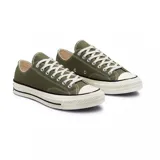 Championes Converse Chuck 70 de caña baja, color verde oliva, con cordones blancos y suela de goma blanca con línea negra.