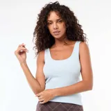 Musculosa celeste de tejido acanalado, con escote redondo y corte ajustado.