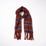 Bufanda larga de lana color ladrillo con franjas horizontales azul marino y flecos en los extremos.