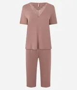 Pijama largo de dos piezas confeccionado en viscolycra color rosado. Incluye una remera de manga corta con escote en V adornado con encaje y un pantalón de corte recto con cintura elástica.