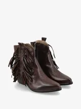 Botineta de cuero estilo western con flecos laterales, taco cuadrado y punta fina.