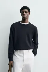 Jersey de punto ligero con corte regular fit, cuello redondo y manga larga. Presenta acabados en rib en puños, cuello y ruedo.