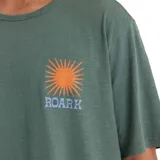 Remera verde con estampa en el pecho de un sol y la palabra "Roark".