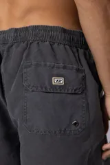 Short de baño de corte clásico con cintura elástica y cordón ajustable. Presenta un acabado efecto lavado vintage, bolsillos laterales y un pequeño logo bordado en la parte inferior.