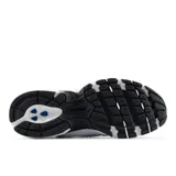 Championes New Balance modelo 530, color blanco con detalles en gris y negro, confeccionados en malla transpirable y material sintético, con tecnología ABZORB en la entresuela.