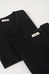 Pack de remeras negras de algodón con cuello en V, marca Carouomo.