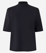 Remera negra de algodón, corte amplio, cuello alto en punto roma y mangas cortas.