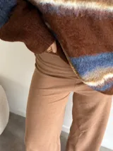 Pantalón de corte recto y holgado, confeccionado en tejido de viscosa con interior de felpa, con cintura elástica.